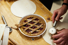 Laden Sie das Bild in den Galerie-Viewer, Linzertorte & Hutzelbrot mit Johannes Fuchs