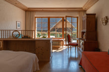 Laden Sie das Bild in den Galerie-Viewer, #fuchsteufelswilde Wandertage 5.-8. Mai 2025 &quot;Junior Suite&quot; Sonnhalde
